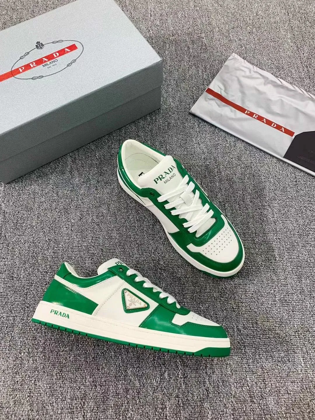 P380 Yuan 38-45 Prada Prada’s new men’s leather sports shoes, the highest version on the market, any comparison is welcome🆚! The original leather has excellent texture and is super high-end! Fetal sheep net lining imported from Italy, removable pad! Luxurious materials and fine workmanship, highly recommended!